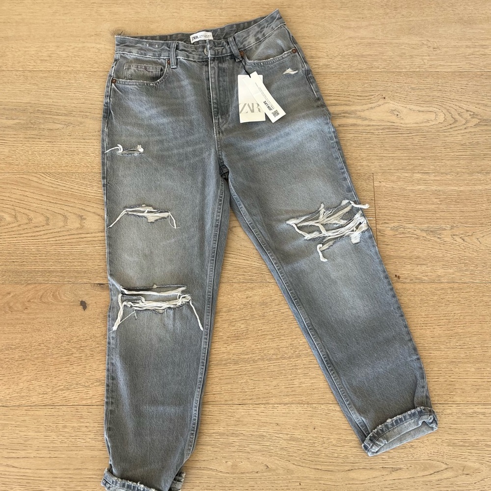 Zara • NWT Highrise women’s distressed jeans size 8